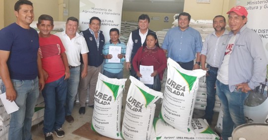 28 familias productoras de cacao, plátano y maíz del cantón Yantzaza, recibieron 84 sacos de urea subvencionada / Foto: cortesía ministerio de Agricultura 
