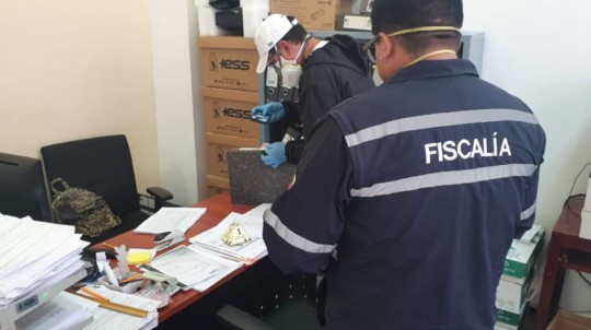 Agentes de la Fiscalía durante un allanamiento en el Hospital del IESS de Ibarra, donde se investiga un sobreprecio en la compra de bolsas para cadáveres. - Foto: @FiscaliaEcuador