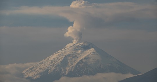 El IG apuntó que se mantiene el monitoreo para revisar la evolución del estado del volcán / Foto: EFE