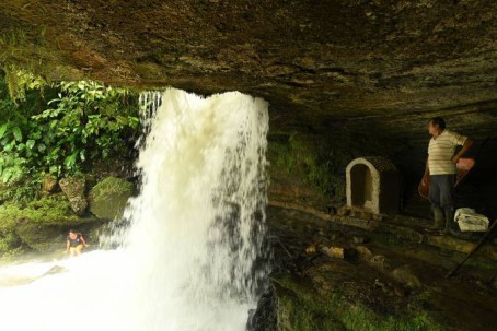 Un sendero de 200 metros desde el camino principal conduce hasta la cascada. Foto: El Universo