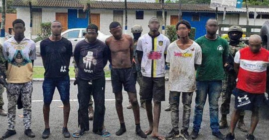 La policía encontró 21 municiones en los asientos de atrás del vehículo y dos armas en el piso (una debajo del asiento del conductor y otra bajo el del copiloto)/ Foto: cortesía Fiscalía