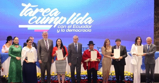 El Consejo Nacional Electoral (CNE) de Ecuador entregó 37 credenciales a los asambleístas y sus suplentes / Foto: EFE