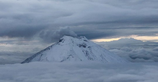 La nube tiene un contenido moderado de ceniza y podría generar caída de ceniza leve en las provincias de Pichincha, cuya capital es Quito, y Napo/ Foto: Cortesía EFE