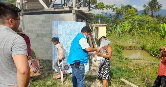 Entre las donaciones entregadas a la familia están alimentos no perecibles, colchones y menaje de cama. / Foto: Cortesía MIES