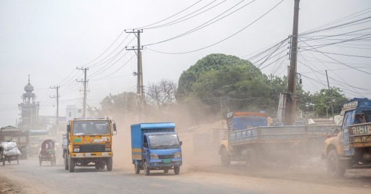 La contaminación en Bangladesh se ha mantenido en torno a las 14 y 15 veces (superior) a la marcada por la OMS / Foto: EFE