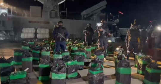 Del océano fueron recuperados 73 bultos que contenían en su interior 1.460 bloques rectangulares de cocaína/ Foto: cortesía Armada de Ecuador