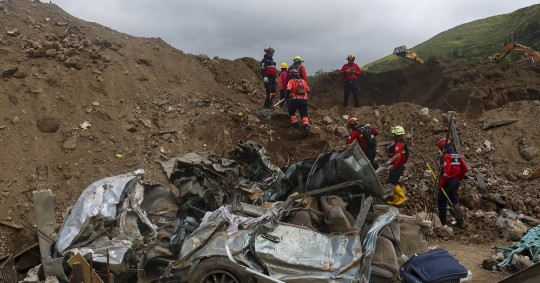 Bajo los restos del deslizamiento, que abarcó una superficie de 24,3 hectáreas quedan todavía por recuperar al menos 38 personas más/ Foto: Cortesía EFE