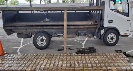 La droga estaba escondida en un falso fondo del camión / Foto: cortesía Ecuavisa 