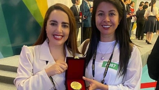 María Gabriela Punín y María José Valarezo, ganaron la medalla de oro en la categoría Inorganic Chemistric / Foto: cortesía UTPL
