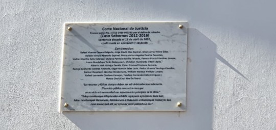 Placa en la Presidencia marca la corrupción en el Gobierno Correa / Foto: EFE