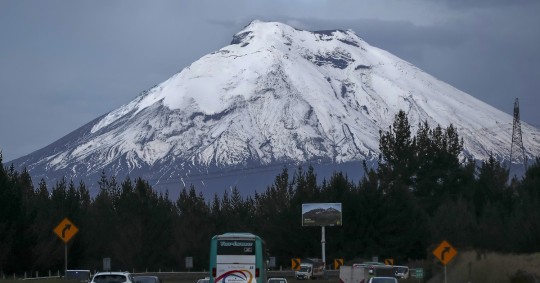 El coloso, que mantiene un proceso eruptivo desde octubre pasado con tendencia a disminuir / Foto: EFE