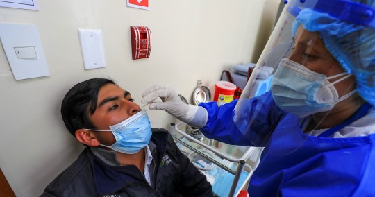El registro de muertes acumuladas y confirmadas por covid-19 llegó a 25.221. / Foto: EFE