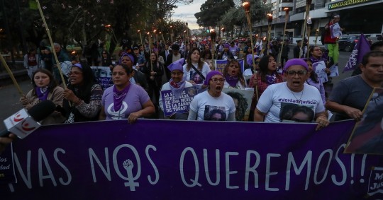 Con una manifestación de antorchas, grupos feministas y de derechos humanos caminaron por calles de la capital de Ecuador en una "marcha de luz" / Foto: EFE