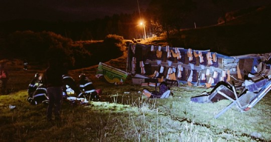De acuerdo a los Bomberos de Quito, el accidente ocurrió la madrugada de este viernes en el kilómetro 5 de la vía a Papallacta/ Foto: cortesía Bomberos Quito