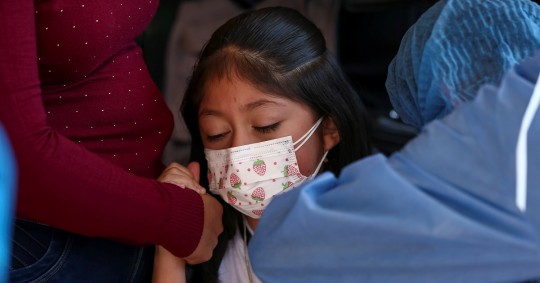 El gobierno se enfocará en inmunizar en el transcurso de diez semanas a 3,7 millones de niños de entre 1 a 12 años / Foto: EFE