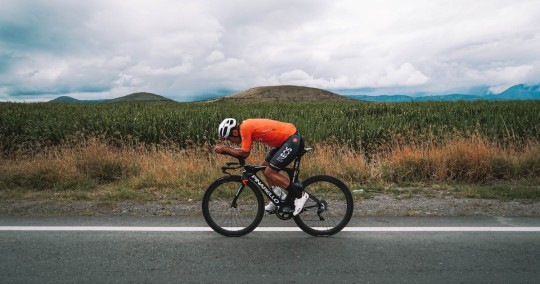 Richard Carapaz entrena técnicas de velocidad en Carchi / foto cortesía Twitter Richard Carapaz