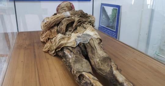 De 156 centímetros, con ancho de tórax de 36 centímetros y cabeza de 32 centímetros, la momia fue hallada en 1949 mientras se removían los escombros de un terremoto / Foto: EFE