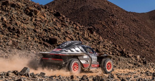 Sainz y compañero hicieron historia al convertirse en los primeros corredores en convertir un coche híbrido en campeón del Dakar / Foto: EFE