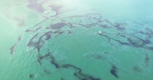 El derrame fue confirmado por Petroecuador después de que en redes sociales se difundiesen vídeos de regueros de crudo en la playa de Las Palmas / Foto: cortesía Te Veo Ecuador