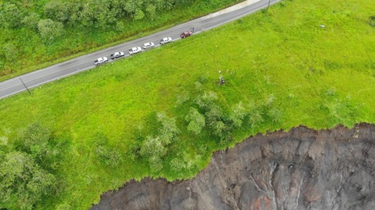 En el sector de San Luis, a la altura del río Montana, la erosión del río está a 40 metros de la vía Quito-Lago Agrio hasta el 13 de mayo, según la Alcaldía de El Chaco. - Foto: OCP