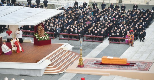 El papa emérito Benedicto XVI, fue despedido este jueves en una ceremonia en la plaza de San Pedro del Vaticano ante unas 50.000 personas / Foto: EFE