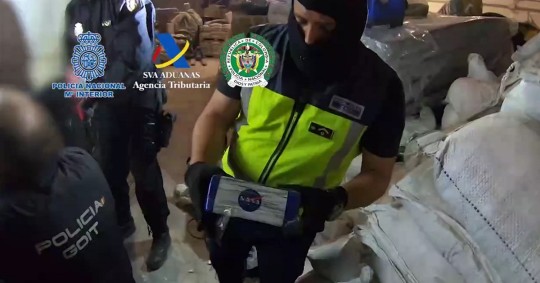 La Policía española intervenido más de 80.000 euros en efectivo, tres vehículos y nueve teléfonos móviles, algunos de ellos con comunicaciones encriptadas/ Foto: cortesía captura de pantalla Polícia de España