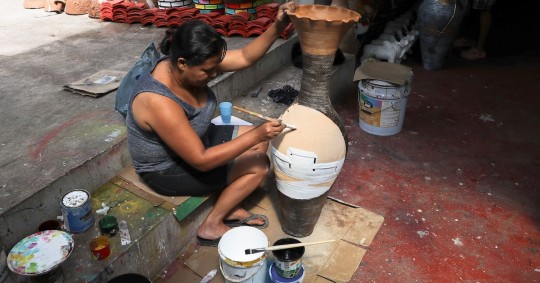 El INEC consideró que una persona en Ecuador era considerada pobre si percibía un ingreso familiar per cápita menor a 88,72 dólares mensuales / Foto: EFE
