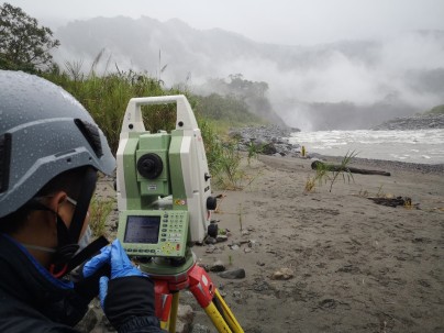 El monitoreo se realiza con un dron y equipos de topografía desde el sector conocido como El Chicharón.