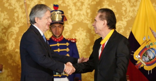 Espinosa de los Monteros, recibió la Condecoración de la Orden Nacional al Mérito en el grado de Comendador de manos de Lasso / Foto: cortesía Presidencia
