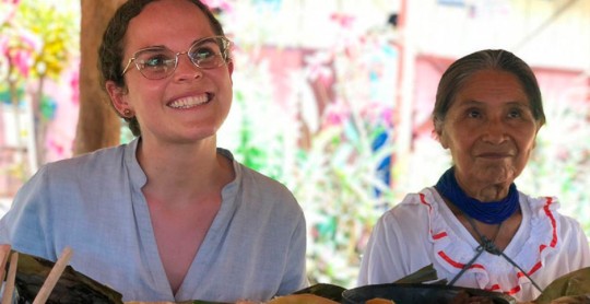 María Brown recorrió Sarayaku por daños en escuelas / Foto: cortesía Ministerio de Educación