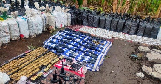 El Ejército informó el hallazgo de unas diez toneladas de droga y doce fusiles escondidos en una plantación en la provincia de Los Ríos / Foto: cortesía Policía Nacional 