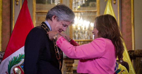 Boluarte, tras condecorar a Lasso, señaló que "ha realizado significativas contribuciones a causas y objetivos comunes" en medio de sus "lazos históricos de amistad" / Foto: cortesía Presidencia