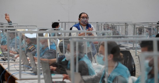 Ecuador, en una completa incertidumbre por la paridad entre dos candidatos  / Foto EFE