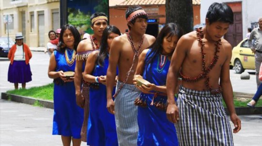 El grupo de danza Nujant de la comunidad shuar de Uwents se presentó en la plaza de La Merced de Cuenca. Foto: EL COMERCIO  