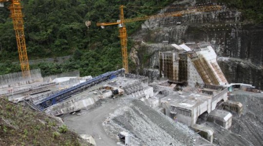 La presa de río Toachi, de 60 metros de alto y 80 metros de ancho, almacenará 8,5 millones de m³ de agua. El líquido se enviará por un túnel de 8,7 km para que genere la central Alluriquín. Foto: EL COMERCIO