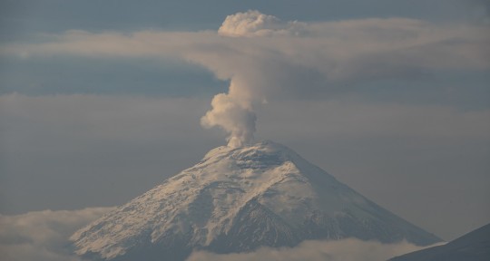 La evolución del volcán está rodeada de incertidumbre debido a la falta de señales premonitoras claras para eventos similares al ocurrido el pasado 21 de octubre / Foto : EFE