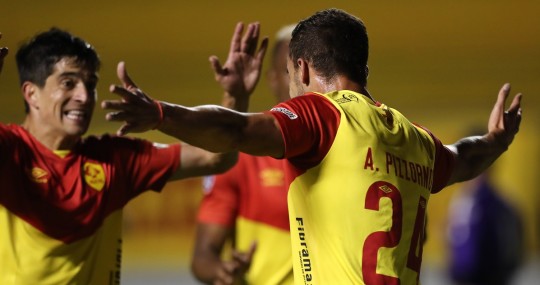 Universidad Católica, Emelec, Barcelona y Liga de Quito continuarán desde el viernes en una puja por dar caza al Aucas, líder de la segunda fase de la liga de Ecuador / Foto EFE