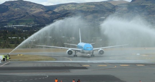 Richard Carapaz es recibido con arco de agua a su llegada a Quito / Foto: cortesía Richard Carapaz