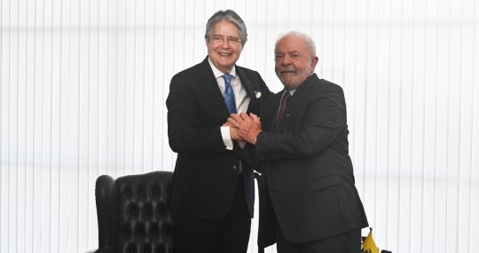 Lasso y Lula se comprometieron a fortalecer el trabajo conjunto para combatir los delitos transnacionales y mejorar la seguridad de las dos naciones / Foto: EFE