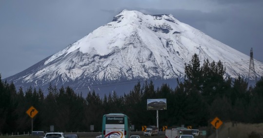 La columna se elevó unos 600 metros sobre el cráter./ Foto: cortesía EFE