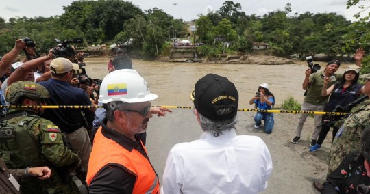 El gobernante visitó la zona de La Concordia para coordinar las acciones respecto a la caída del puente sobre el Río Blanco / Foto: cortesía Presidencia 