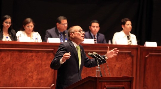 El vicepresidente sin funciones Jorge Glas compartió en redes sociales un vídeo, que rápidamente se hizo viral desde ayer por la mañana, registrando su llegada a Guayaquil tras siete horas viajando por carretera. Grabado a las dos de la madrugada, aseguraba estar al tanto de que material adicional en su contra vería la luz en las próximas horas. Foto: Expreso