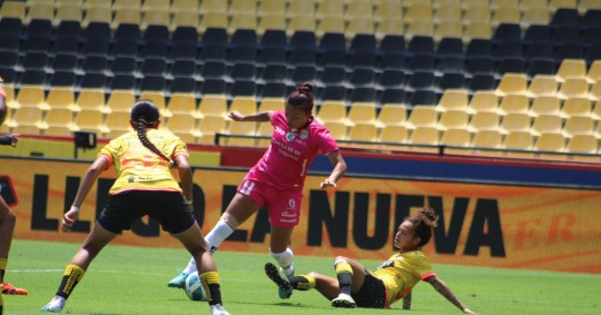El duelo fue intenso de principio a fin, con acciones que merecieron terminar en gol, pero la portera local, salvó a su equipo / Foto: cortesía DragonasIDV