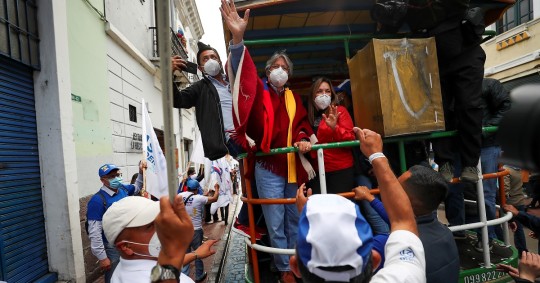 Guillermo Lasso cerró su campaña en una 'chiva quiteña' / Foto: EFE