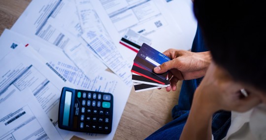 En la actualidad las familias se han visto en la necesidad de contraer deudas para poder sobrevivir y las que han soportado las deudas han sido las tarjetas de crédito / Foto: Shutterstock