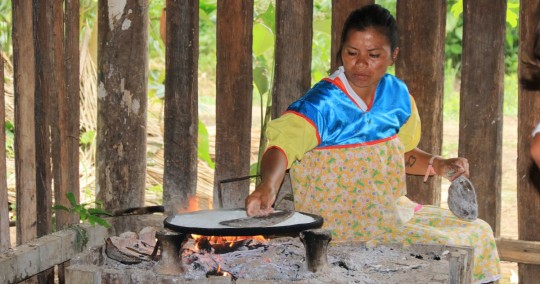 ¿Qué es el casebe y cómo se prepara? Mujer de comunidad indígena preparando el tradicional alimento. Foto: El Oriente