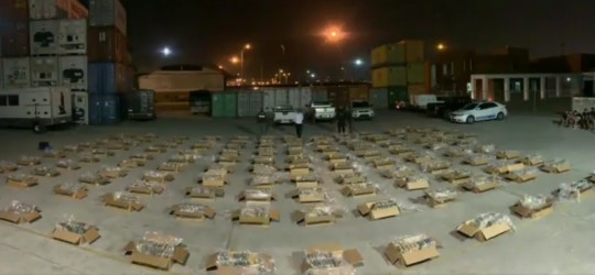 Se hallaron 1.975 bloques rectangulares de cocaína, de aproximadamente un kilo cada uno, escondidos en 124 cajas / Foto: cortesía Policía Nacional