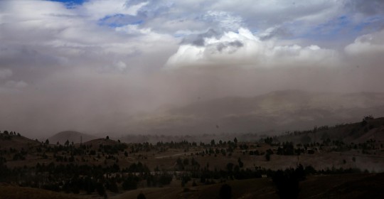 El pasado domingo, el volcán Sangay generó 122 explosiones en un día y una columna de ceniza de dos kilómetros sobre su cumbre / Foto: EFE