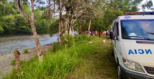 Un vehículo fue arrastrado por la creciente del río Tutanangoza, cantón Sucúa, provincia de Morona Santiago / Foto: cortesía Cuerpo de Bomberos de Sucúa