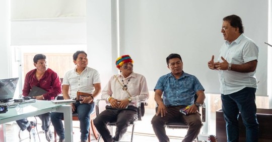 El alcalde de Puyo, Germán Flores, se reunió con varios representantes de la provincia/ Foto: cortesía Municipio de Puyo
